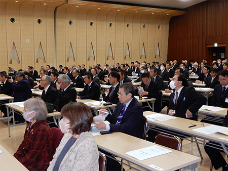 副賞を受け取る会長の宇川傳治さん
