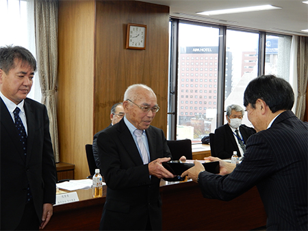 副賞を受け取る会長の宇川傳治さん